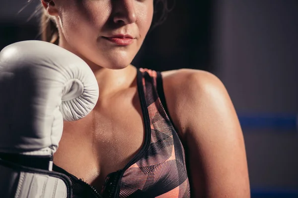 Boxeadora con guantes posando en estudio de boxeo — Foto de Stock