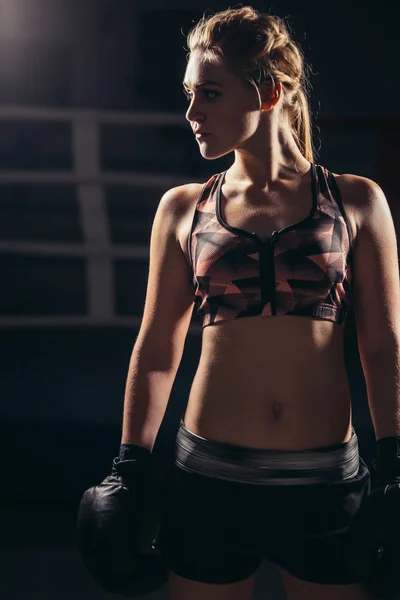 Femmina Boxer indossa guanti in posa in studio di boxe — Foto Stock