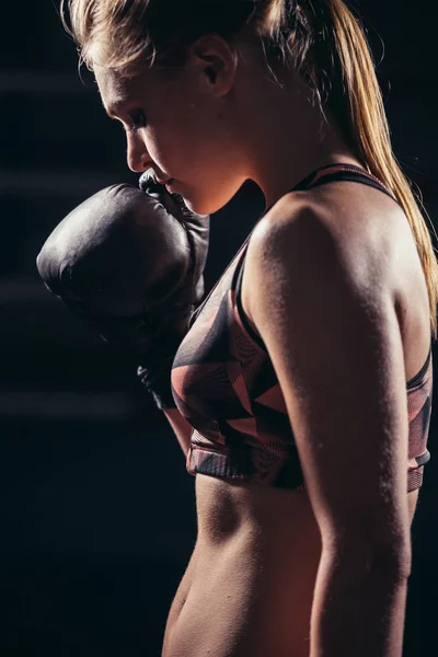 Boxeadora con guantes posando en estudio de boxeo —  Fotos de Stock