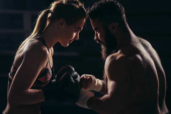 Boxeadores con postura de lucha contra el fondo negro —  Fotos de Stock