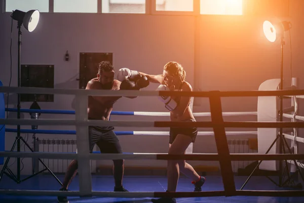 Mulher exercitando com treinador no boxe e lição de autodefesa. Espaço de cópia — Fotografia de Stock