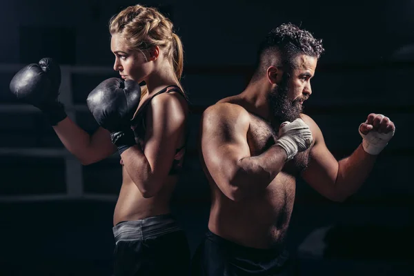 Concetto di lezione di boxe. donna e uomo si tengono le mani in alto in guanti da boxe — Foto Stock