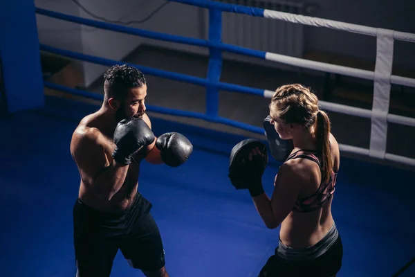 Спортивные мускулистые молодой человек и женщина бокса вместе изолированы на черный — стоковое фото