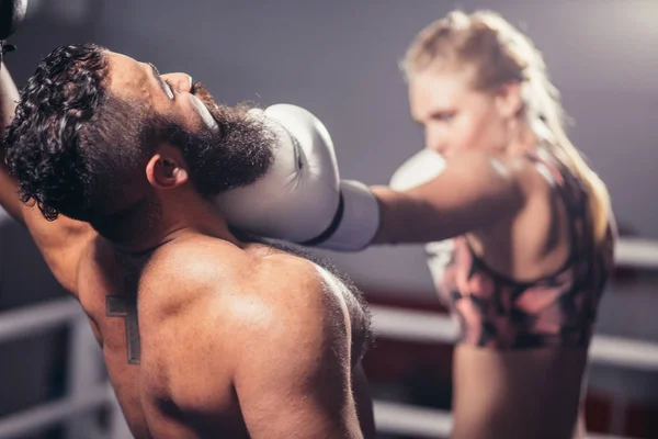 Hombre ser golpeado por mujer boxeador en el ring —  Fotos de Stock