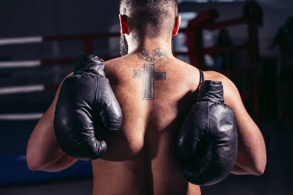 Guy zpět směrem k fotoaparátu, Boxerské rukavice přes rameno — Stock fotografie