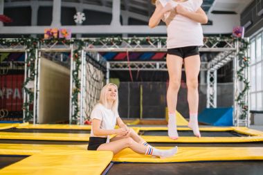 kızı anne ise trambolin üzerinde Emanet gözlemek zıplatma