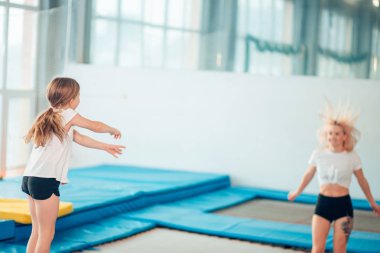 kızı anne ise trambolin üzerinde Emanet gözlemek zıplatma