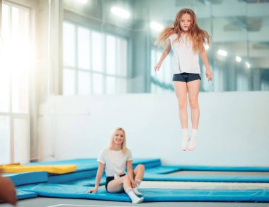 kızı anne ise trambolin üzerinde Emanet gözlemek zıplatma