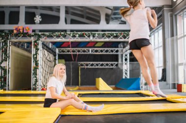 kızı anne ise trambolin üzerinde Emanet gözlemek zıplatma