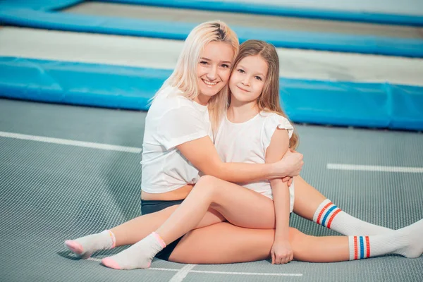 Bonito siters meninas se divertindo interior. Saltar no trampolim na zona infantil — Fotografia de Stock