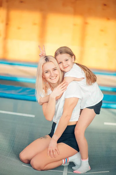 Bonito siters meninas se divertindo interior. Saltar no trampolim na zona infantil — Fotografia de Stock