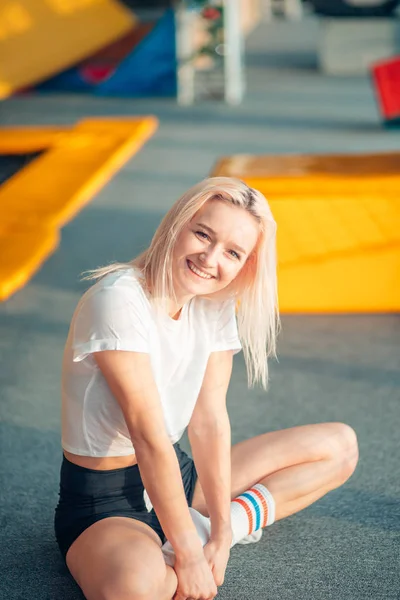 Meisje rust na het springen op de trampoline — Stockfoto