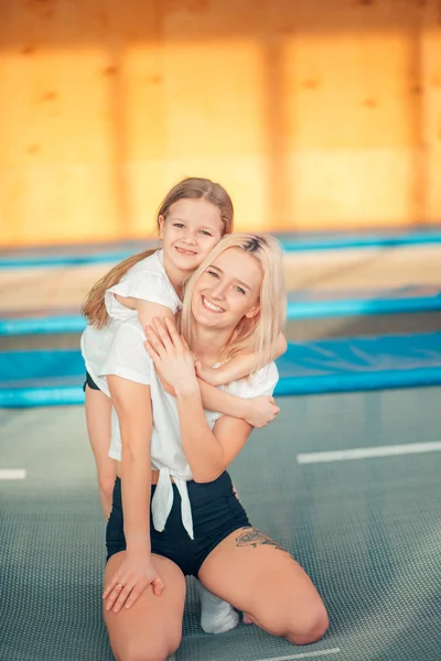 Bonito siters meninas se divertindo interior. Saltar no trampolim na zona infantil — Fotografia de Stock