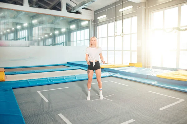 Twijn jonge vrouw springen op de trampoline — Stockfoto