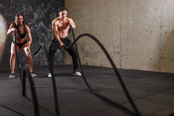Жінка і чоловік пара тренуються разом, роблячи тренування на мотузці — стокове фото