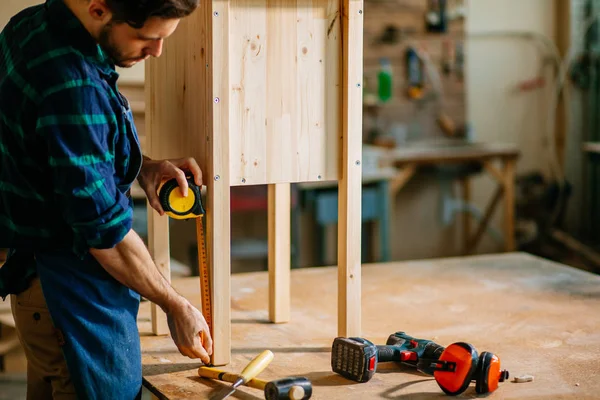 Timmerman werken in zijn houtbewerking of workshop — Stockfoto