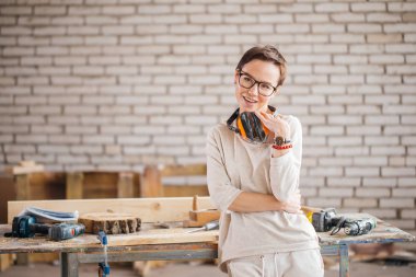 çalışkan profesyonel kadın işçi kalem ve tabla atölye ile