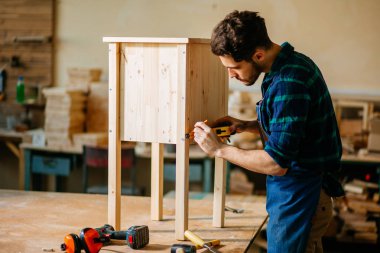 çalışma içinde onun ahşap ya da atölye marangoz