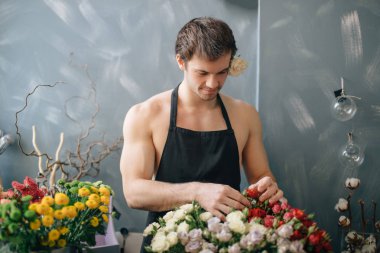 önlük giyen ve buket kapalı hazırlanıyor acımasız asistanı