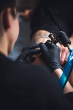 erkek dövmeci dövme bir kadın bacak yapar..