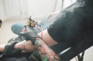 Dövme dolgu devre dövme ustası.