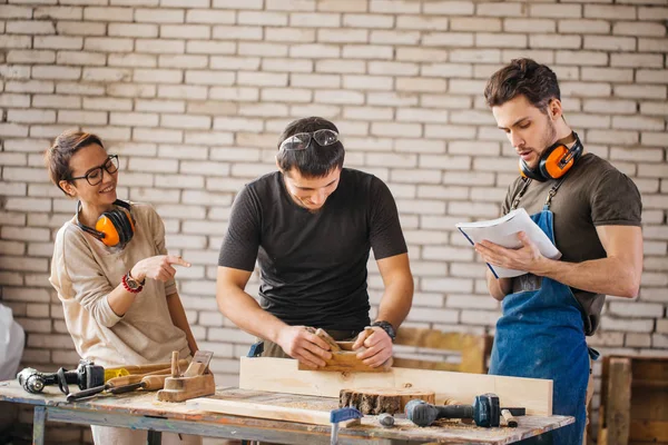 Carpintero con estudiantes en taller de carpintería — Foto de Stock