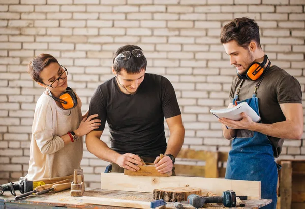 Carpintero con estudiantes en taller de carpintería —  Fotos de Stock