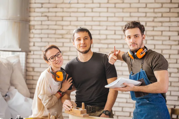 Tres jóvenes artesanos listos para trabajar — Foto de Stock