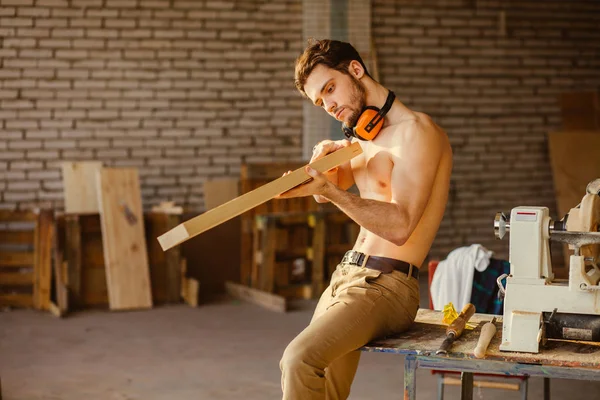 Ahşap tahta düzgünlüğünü Atölyesi'nde test marangoz — Stok fotoğraf