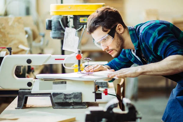 Timmerman die zich bezighouden met de verwerking van hout op de zagerij. — Stockfoto