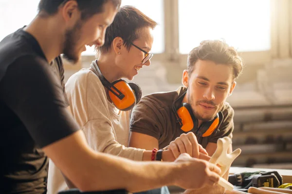 Carpenter with students in woodworking workshop — Stock Photo, Image