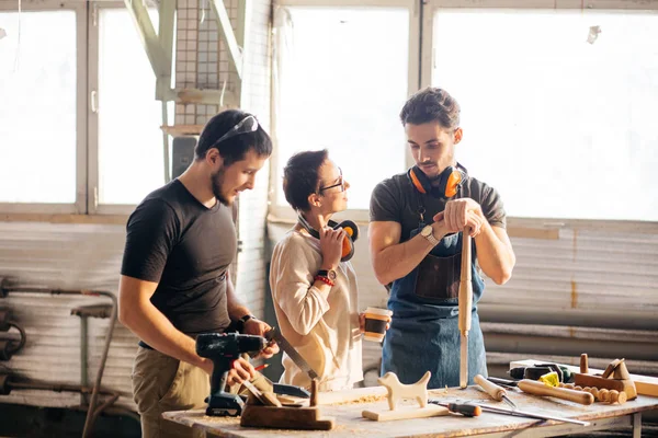 Carpenter Training Female Apprentice To Use Plane — Stock Photo, Image