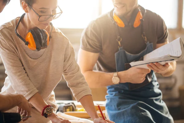 Carpenter Training Female Apprentice To Use Plane — Stock Photo, Image