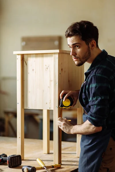 Плотник, работающий в дереве или мастерской — стоковое фото
