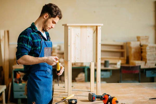 Carpinteiro trabalhando em sua marcenaria ou oficina — Fotografia de Stock