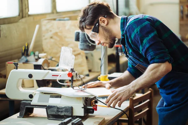 Carpenter foglalkozó feldolgozó fa: a fűrésztelep. — Stock Fotó