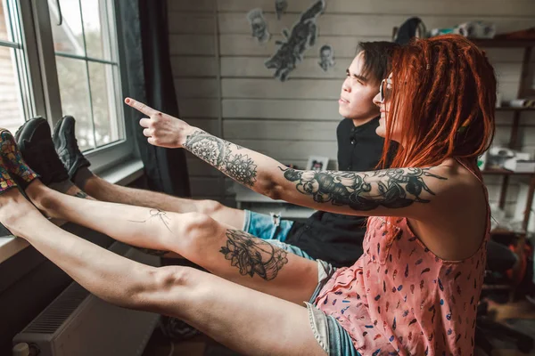 Adolescentes con tatuajes — Foto de Stock