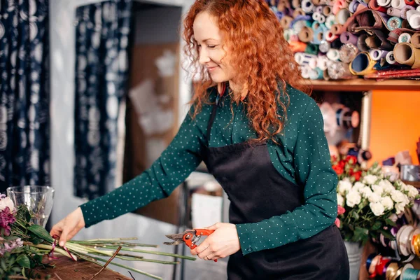 Kreativa florister förbereder Tulpanbukett i säck — Stockfoto
