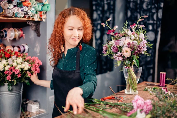 Ögonblicksbild av snygg blommig assistent räknar blommor för bukett — Stockfoto