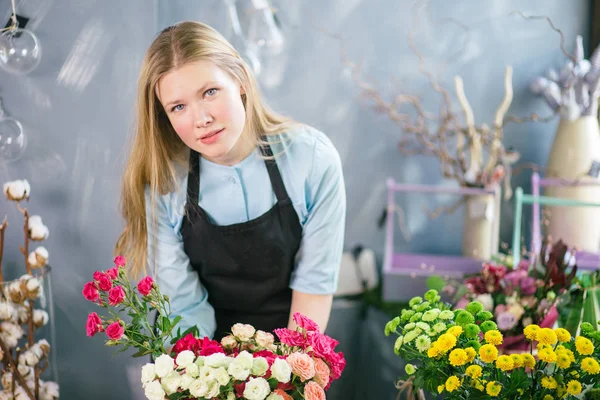 Floristería agradable ofrecen flores maravillosas para las personas en la floristería — Foto de Stock