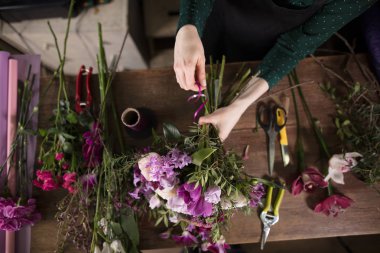 pocess beyaz ve purplr çiçekler taze besteleri yapma