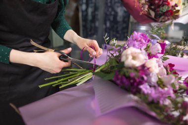 çamurlu yakından atış kız kesme şerit çiçek eller