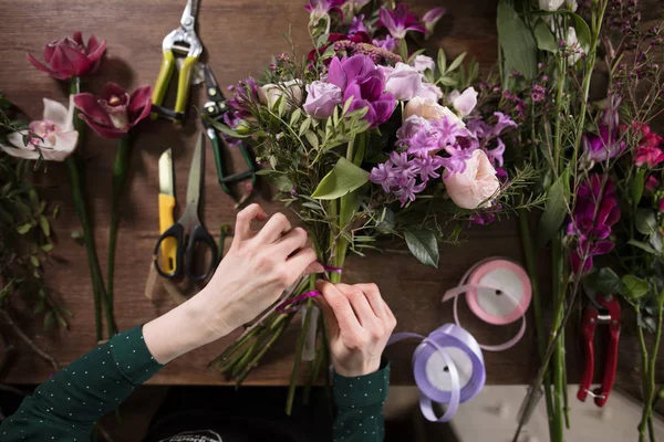 Atténuer les mains qui font bouquet pour la fête des mères — Photo
