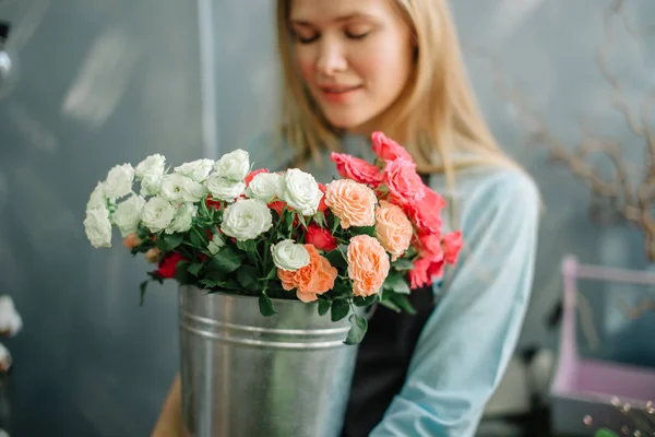 Primer plano de rosas ricas y frescas que han sido puestas por la chica —  Fotos de Stock