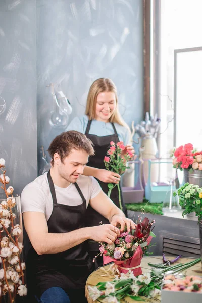 Trabajo cooperativo de dos floristas — Foto de Stock