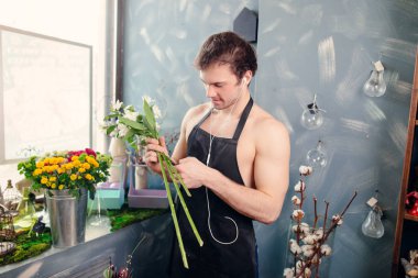 Sportif satıcı taze çiçek satışı için hazırlanıyor