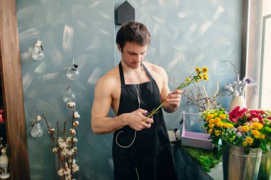 trainerships çiçek dükkanında yapıyor streaptease sanatçı