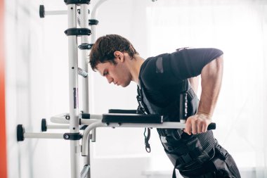EMS erkek itme yapıyor çalışma dışarı ups. triceps dips paralel Bar üzerinde yapan erkek