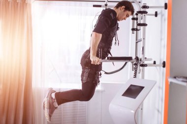 EMS erkek itme yapıyor çalışma dışarı ups. triceps dips paralel Bar üzerinde yapan erkek