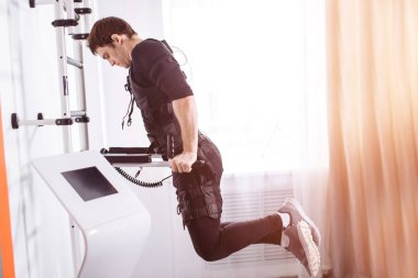 EMS erkek itme yapıyor çalışma dışarı ups. triceps dips paralel Bar üzerinde yapan erkek